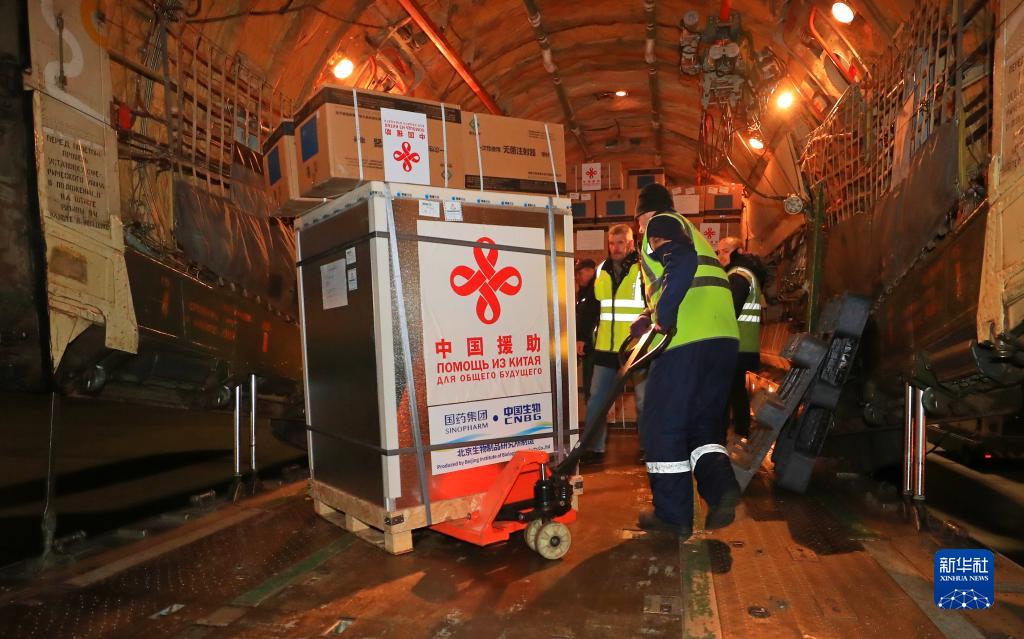 ベラルーシのミンスク國(guó)際空港で12日、中國(guó)政府から提供された新型コロナウイルスワクチンを降ろす作業(yè)員（撮影?任科夫）。