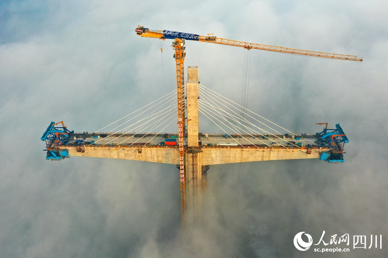 雲(yún)の上で橋を建設(shè)！高さ100メートルの建設(shè)現(xiàn)場(chǎng)　四川省