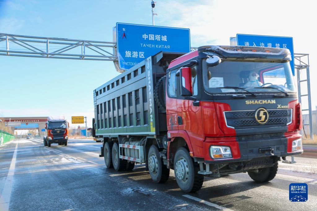 中國?カザフスタン國境の巴克図口岸で活況呈する輸出入貿(mào)易　新彊