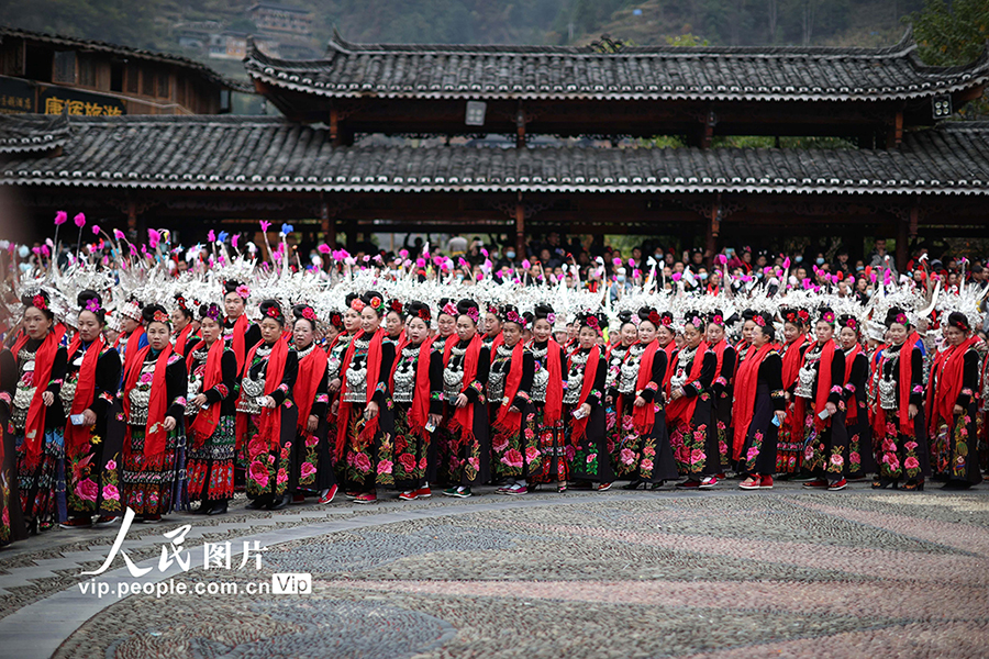 蘆笙舞を舞い「鼓蔵節(jié)」を祝う苗族の人々　貴州省雷山