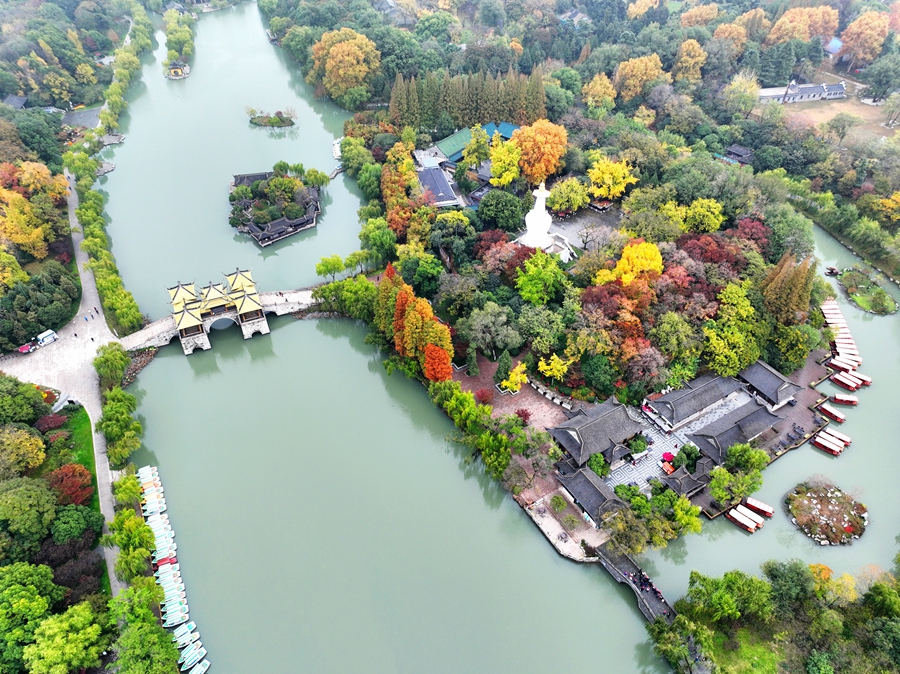 色彩豊かな初冬の痩西湖景勝地（撮影?孟徳龍）。