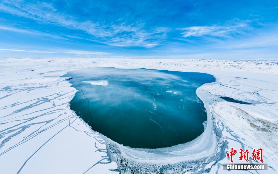 氷と雪の世界にはめ込まれた「サファイア」のような「星星?！梗ē丧愆`ンによる撮影?李友崇）。