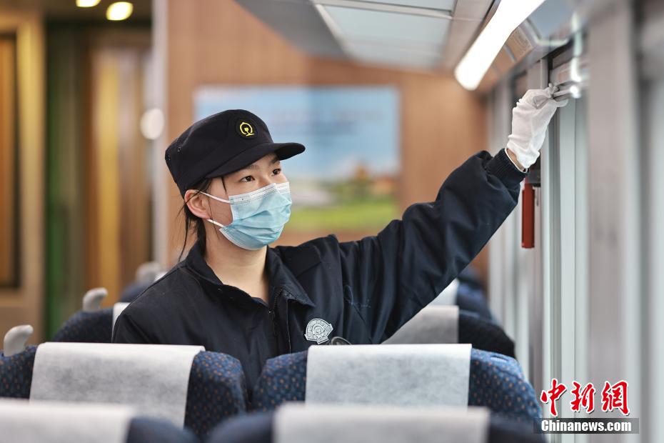 高速鉄道車両「緑巨人」の車內(nèi)を點(diǎn)検する重慶の「鉄道列車のお醫(yī)者さん」女性チームのメンバー（撮影?蘇志剛）。