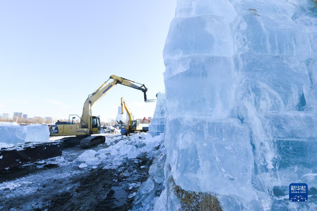 ハルビン氷雪大世界で貯蔵していた4萬立方メートルの氷の使用を開始　黒竜江省