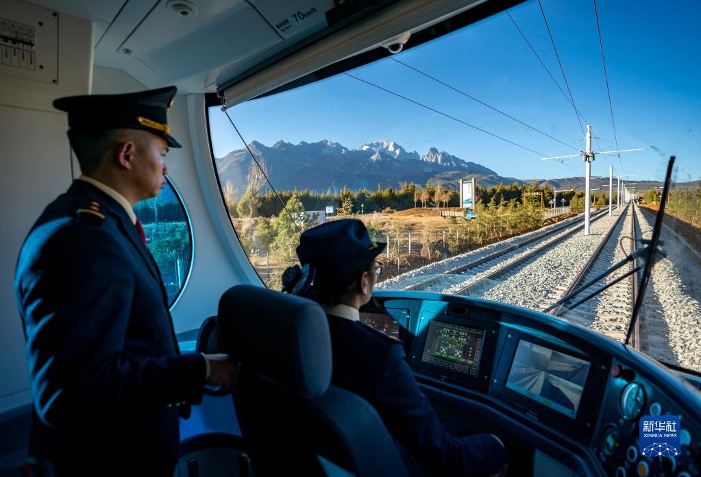 麗江古城と玉竜雪山を結(jié)ぶ麗江観光列車が開通　雲(yún)南省