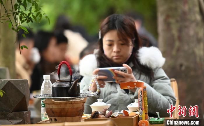 茶館で、「七輪を囲んでお茶」する市民（撮影?安源）。