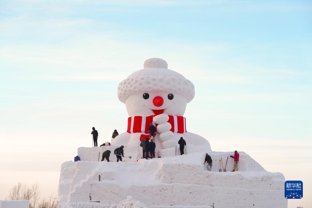 松花江ほとりに高さ18メートルの巨大雪だるま　黒竜江省