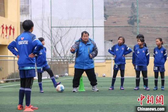 貴州省畢節(jié)市の山奧の小學校にある女子サッカーチーム