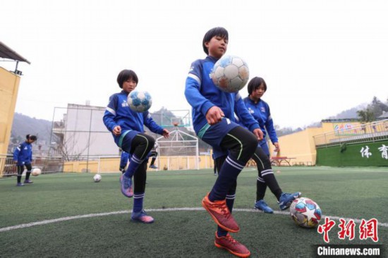 貴州省畢節(jié)市の山奧の小學(xué)校にある女子サッカーチーム