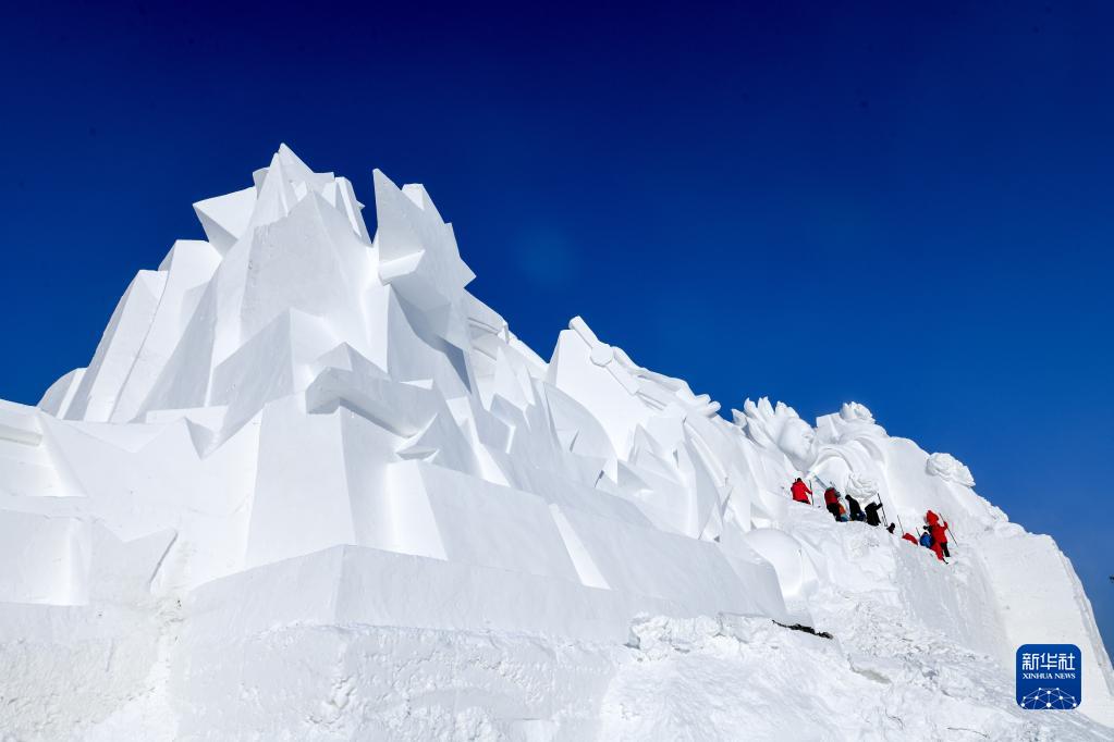 第35回太陽(yáng)島雪像博の會(huì)場(chǎng)で、大型雪像の制作に取り組む彫刻家（12月18日撮影?王松）。