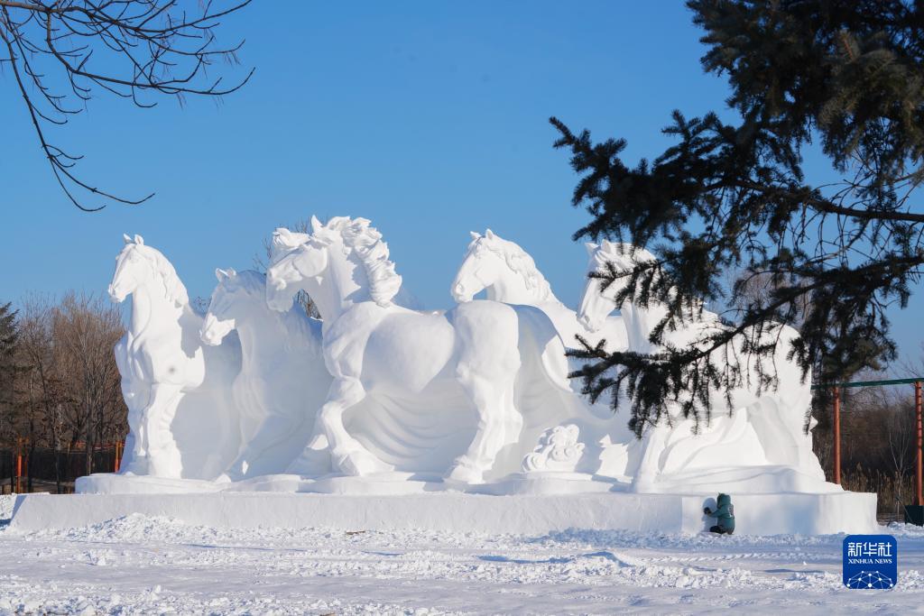 大型雪像の制作が順調(diào)に進む太陽島雪像博　黒竜江省哈爾浜