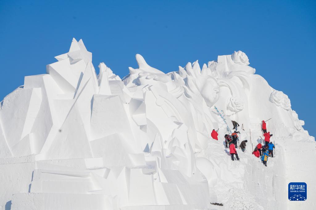 大型雪像の制作が順調(diào)に進(jìn)む太陽島雪像博　黒竜江省哈爾浜