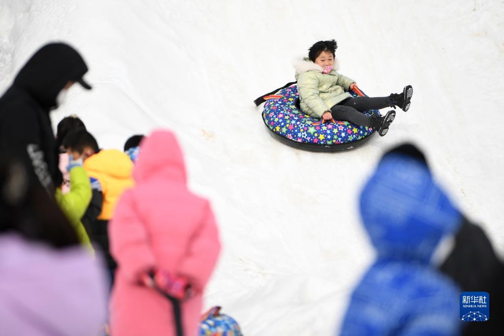 甘粛省蘭州市にある北山林場で開幕した氷雪カーニバルで、雪上レクリエーションを體験する観光客（12月25日撮影?陳斌）。