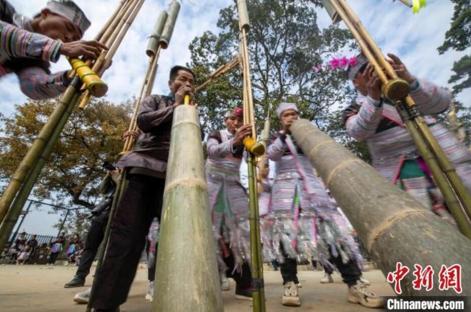 苗族の新年を盛裝で迎える大歹苗寨の人々　貴州省従江