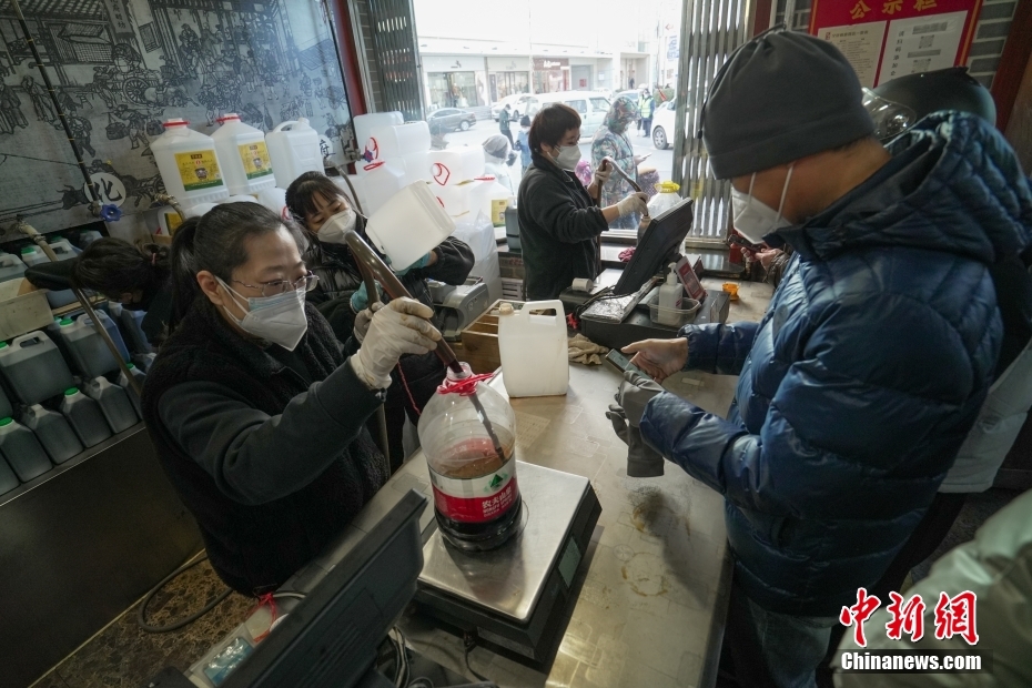 春節(jié)を控え、行列を作って黒酢を買い求める市民たち　山西省