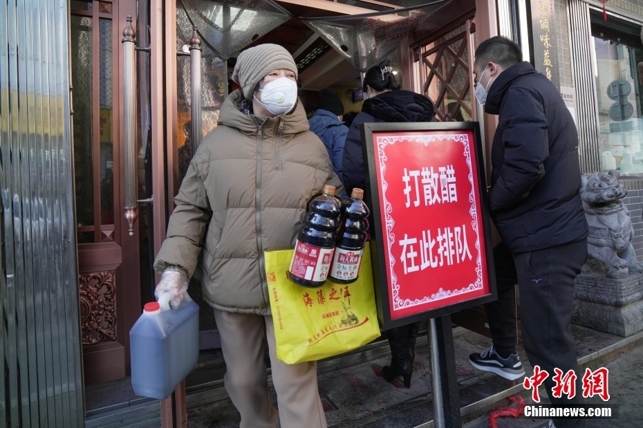 春節(jié)を控え、行列を作って黒酢を買い求める市民たち　山西省