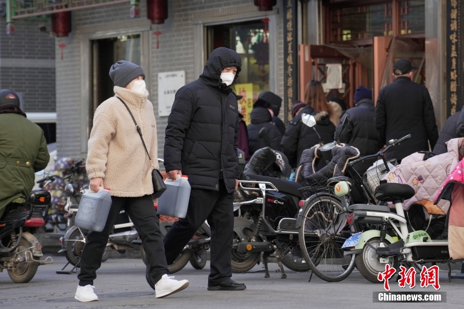 春節(jié)を控え、行列を作って黒酢を買い求める市民たち　山西省