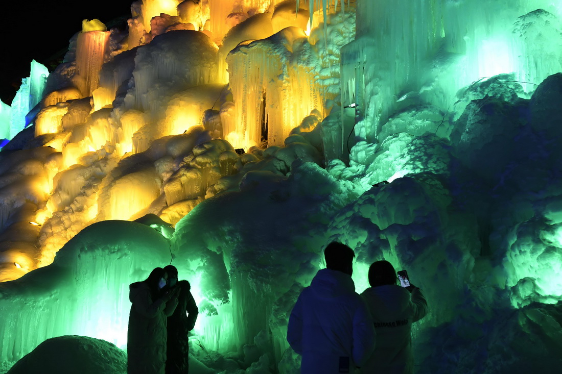 幻想的なアイスフォール　甘粛省大墩峽景勝地