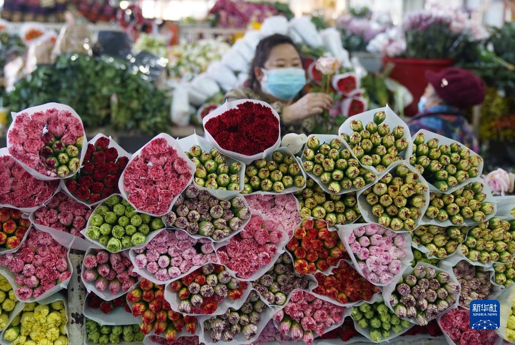 年の瀬迎え各地で花が人気に