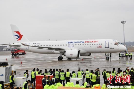 中國の國産大型旅客機「C919」が成都天府國際空港に到著