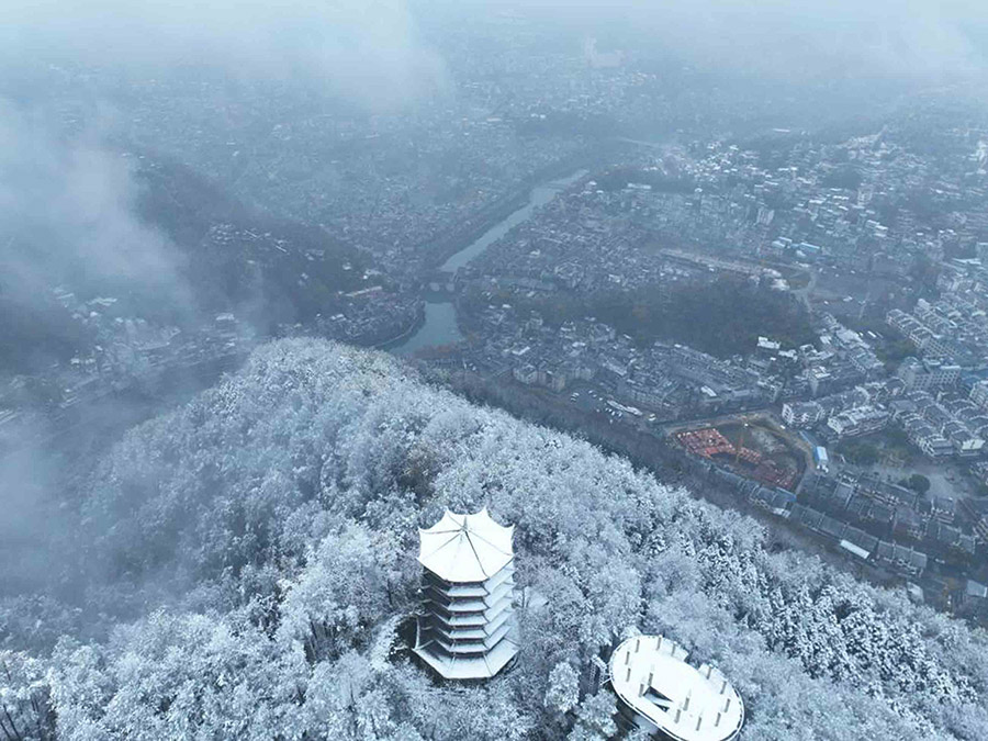 雪の降り積もる碧水と古城の美しさ味わい盡くす湖南省鳳凰