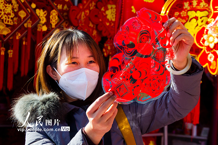 新年の飾りを購(gòu)入する市民（撮影?姜樺/寫真著作権は人民図片が所有のため転載禁止）。