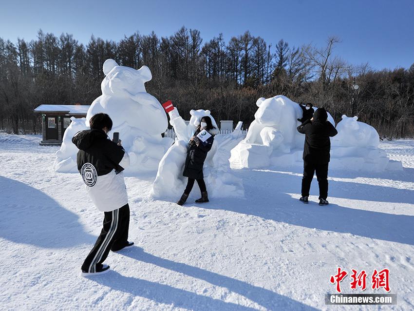 雪の彫刻テーマパークで冬を楽しむ　吉林省長春