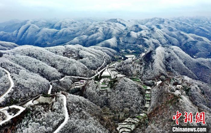 雪化粧を施された美しい農(nóng)村　湖北省南漳