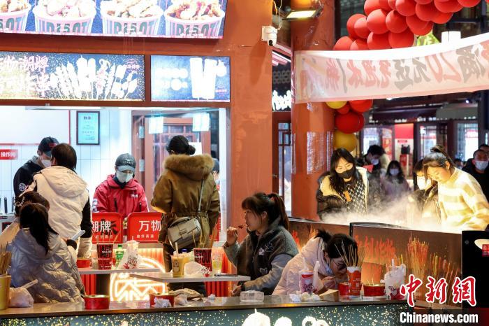 湖北省襄陽(yáng)のナイトタイムエコノミー回復(fù)へ　古城でナイトタイム楽しむ人の數(shù)増加