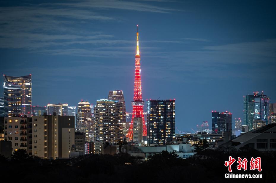 現(xiàn)地時間の1月21日、日本?東京では東京タワーが「チャイニーズレッド」のライトアップで新年を祝った。