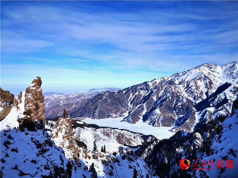 雪山と木々が美しい冬景色を織りなす天山天池　新疆