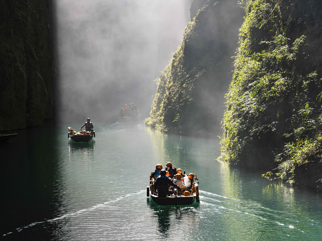 翡翠色に澄み渡る水面を進(jìn)む船に乗って眺める絶景　湖北省