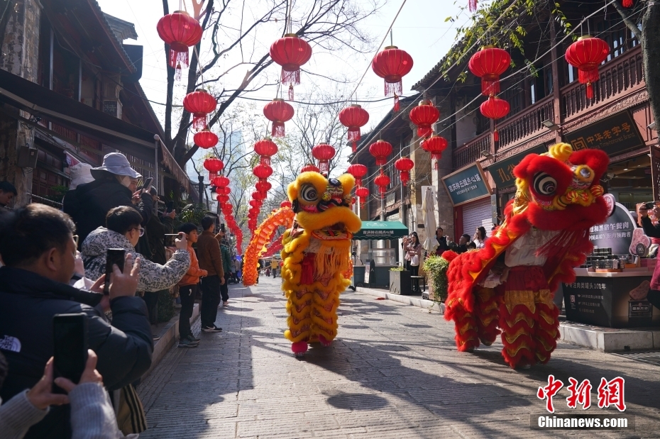 獅子舞と竜踴りで新春を祝う　雲(yún)南省昆明市