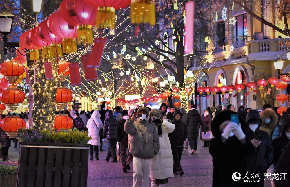 元宵節(jié)を祝うランタンで明るく燈された黒竜江省哈爾浜