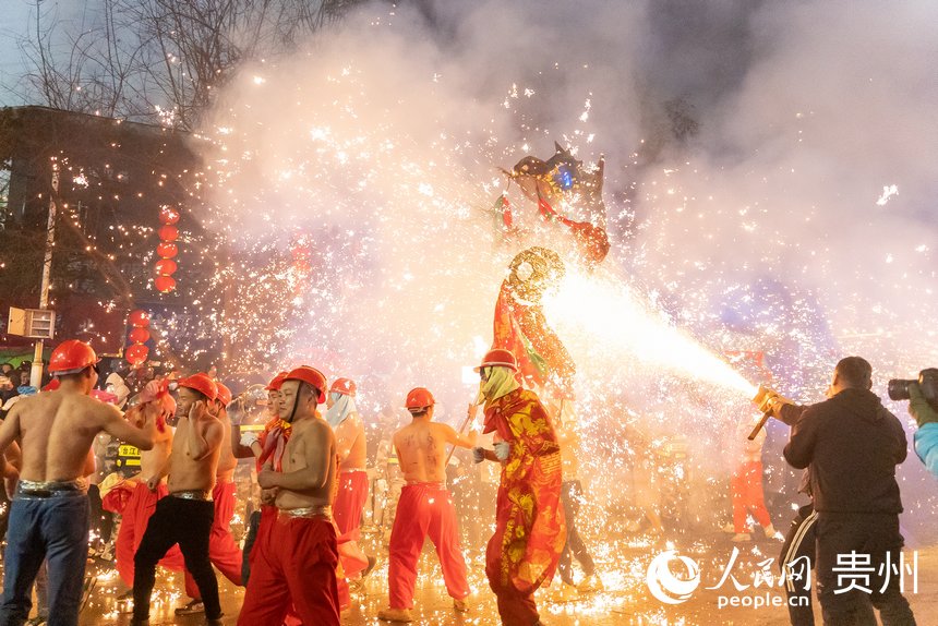 伝統(tǒng)的な竜踴り「舞竜噓花」で迎える元宵節(jié)　貴州省臺江