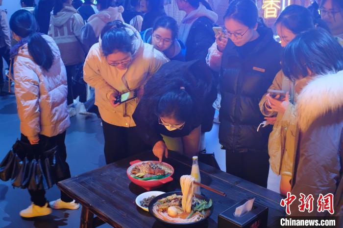 ネットで人気のタニシ麺をオフラインで體験する研修ツアー始まる　広西