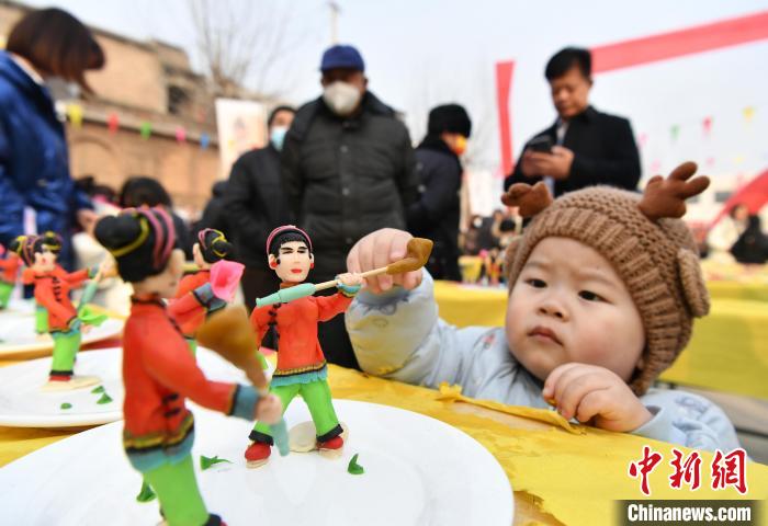 麺塑細(xì)工に興味津々？河北省南張村で無形文化遺産麺塑展