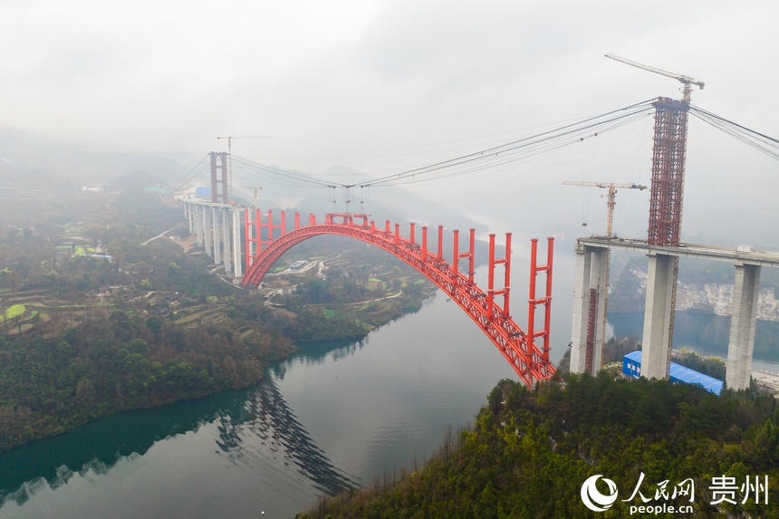 工事進捗率88％となった徳余高速道路?烏江特大橋の建設(shè)現(xiàn)場を訪ねて　貴州省