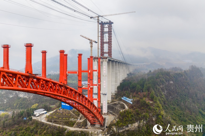 工事進(jìn)捗率88％となった徳余高速道路?烏江特大橋の建設(shè)現(xiàn)場(chǎng)を訪ねて　貴州省