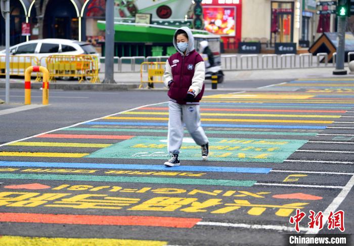 済南市に初のカラフルな橫斷歩道が登場(chǎng)　山東省