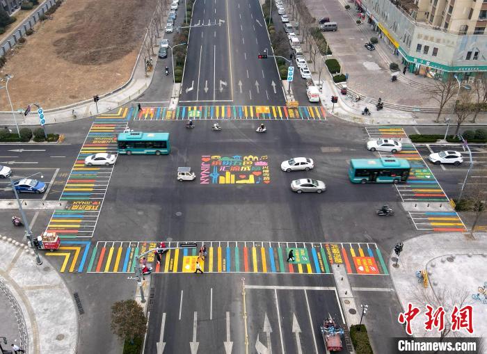 済南市に初のカラフルな橫斷歩道が登場(chǎng)　山東省