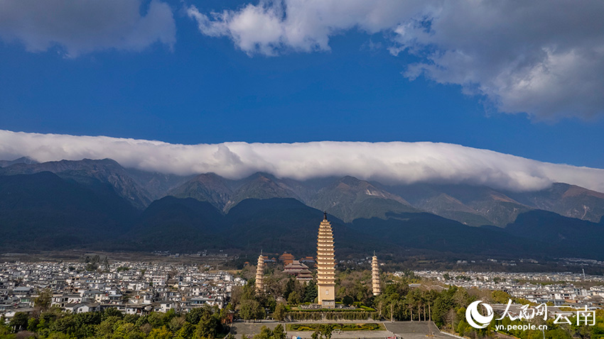 蒼山山頂をすっぽり覆う「雲(yún)のふとん」　雲(yún)南省