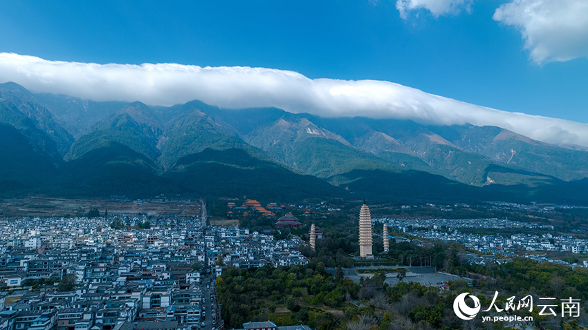 蒼山山頂をすっぽり覆う「雲(yún)のふとん」　雲(yún)南省