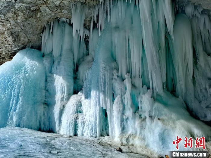 青海省の氷洞に広がる美しいつらら