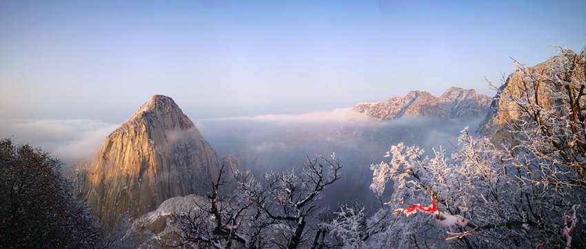 降雪後初の晴天となり、美しい雪景色が広がる華山　陝西省