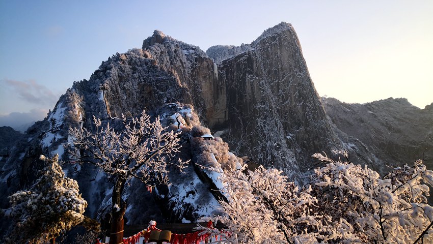 降雪後初の晴天となり、美しい雪景色が広がる華山　陝西省