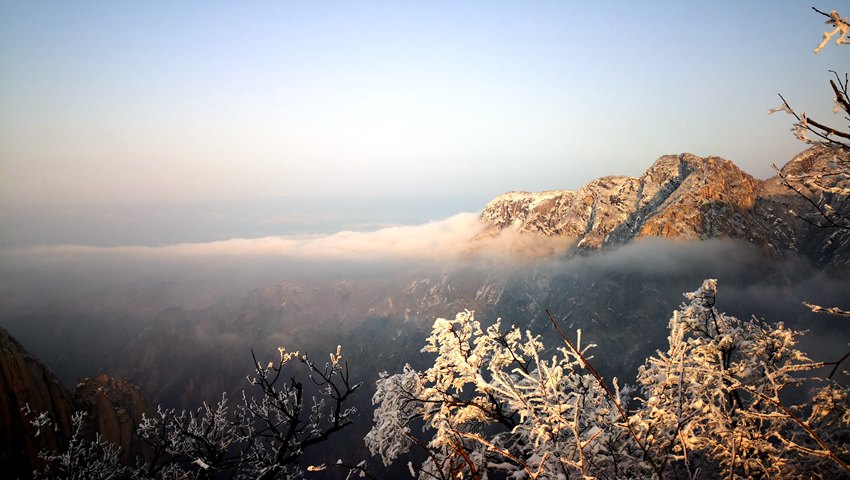 降雪後初の晴天となり、美しい雪景色が広がる華山　陝西省