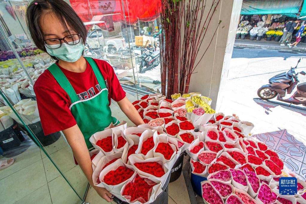 タイの首都バンコクにあるパーク?クローン花市場で、雲(yún)南産の生花を運(yùn)ぶスタッフ（2月21日撮影?王騰）。