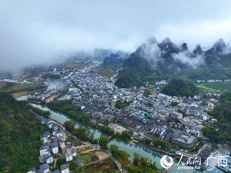 情緒あふれる景色が広がる霧の漓江　広西