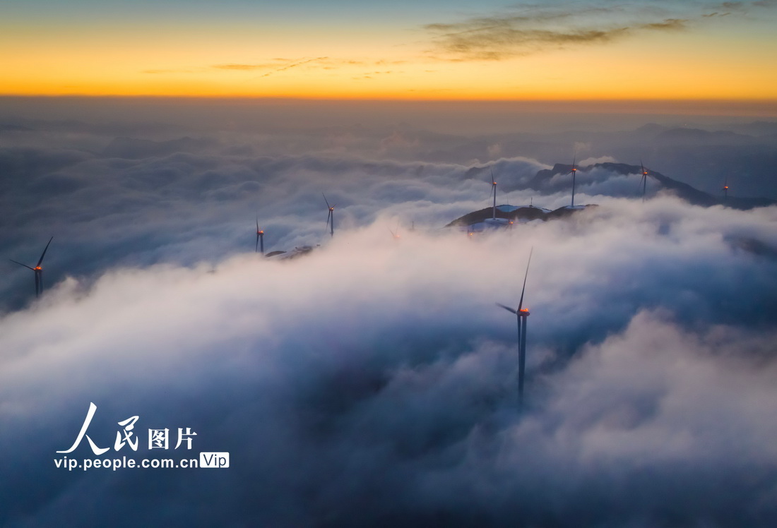 湖北省宜昌市秭帰県にある雲(yún)臺(tái)荒風(fēng)力発電所で、雲(yún)海の中で回転する風(fēng)力発電ユニット（2月24日撮影?鄭家裕/寫真著作権は人民図片が所有のため転載禁止）。